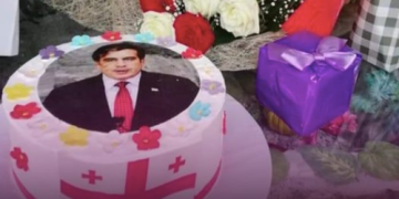 ერთ-ერთ საკონდიტროში სააკაშვილის გამოსახულებიან ტორტებს უკვეთავენ