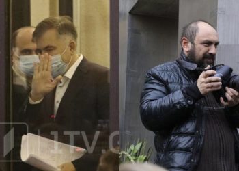 „ისტორიული კადრი – ფოტოგრაფი, რომელიც უკანონოდ და ცრუ ბრალდებით დაიჭირა სააკაშვილმა, დღეს სააკაშვილის სასამართლოს იღებს”, –გიორგი აბდალაძე