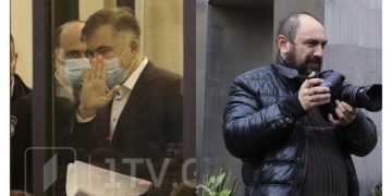 „ისტორიული კადრი – ფოტოგრაფი, რომელიც უკანონოდ და ცრუ ბრალდებით დაიჭირა სააკაშვილმა, დღეს სააკაშვილის სასამართლოს იღებს”, –გიორგი აბდალაძე