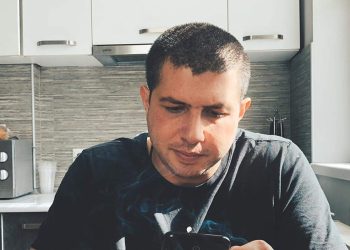 “შუაგულ თბილისში ქალი ვიპოვეთ სარდაფში, უშუქობაში, სიცივეში, ნაგავში და კანალიზაციაში წევს და კვდება შიმშილით, უექიმობით, უწამლობით და უპატრონობით” – აკა სინჯიკაშვილი