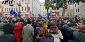 ექსპრეზიდენტის მხარდასაჭერი მსვლელობა პრეზიდენტის რეზიდენციასთან დასრულდა