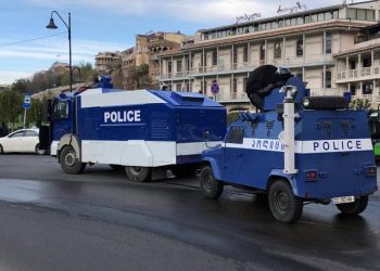 ოპოზიციის აქციის პარალელურად, სპეცრაზმი და წყლის ჭავლის მანქანებია მობილიზებული