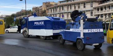 ოპოზიციის აქციის პარალელურად, სპეცრაზმი და წყლის ჭავლის მანქანებია მობილიზებული