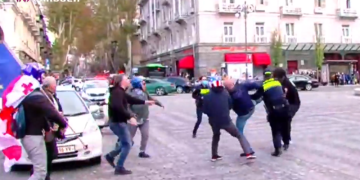 ოპოზიციის აქციაზე მყოფ ადამიანებს მარჯანიშვილზე უცნობმა პირმა შეურაცხყოფა მიაყენა