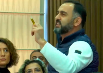 ბათუმის საკრებულოს სხდომის ჩასაშლელად მირდატ ქამადაძემ შპრიცით “მძაფრსუნიანი” ნივთიერება დაღვარა