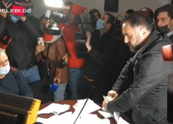 ბათუმის საკრებულოს ბიუროს სხდომაზე ხმაურია – შენობაში პოლიცია შევიდა