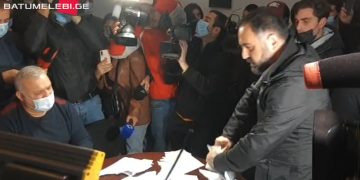 ბათუმის საკრებულოს ბიუროს სხდომაზე ხმაურია – შენობაში პოლიცია შევიდა