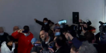 ოპოზიციის წარმომადგენლებს ბათუმის საკრებულო ძალის გამოყენებით დაატოვებინეს