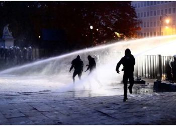 ბრიუსელში კოვიდპასპორტების საპროტესტო აქციაზე პოლიციამ მხუთავი აირი და წყლის ჭავლი გამოიყენა