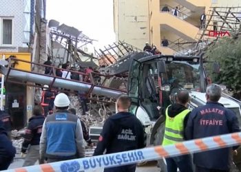 თურქეთში ორსართულიანი შენობა ჩამოინგრა, ნანგრევებში რამდენიმე ადამიანია მოყოლილი