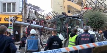 თურქეთში ორსართულიანი შენობა ჩამოინგრა, ნანგრევებში რამდენიმე ადამიანია მოყოლილი