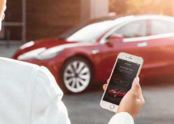 Tesla-ს ავტომობილების განბლოკვის აპლიკაციის გათიშვამ ასობით მძღოლი უმანქანოდ დატოვა