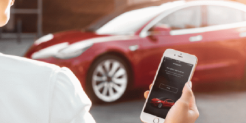 Tesla-ს ავტომობილების განბლოკვის აპლიკაციის გათიშვამ ასობით მძღოლი უმანქანოდ დატოვა