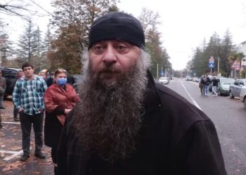 “აგერა ვარ დამიჭირეთ თუ გინდათ, აქ მოვკვდებით” – ხმაური სალხინოში და მამა ათინოგენეს მიმართვა პოლიციელებს