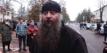 “აგერა ვარ დამიჭირეთ თუ გინდათ, აქ მოვკვდებით” – ხმაური სალხინოში და მამა ათინოგენეს მიმართვა პოლიციელებს