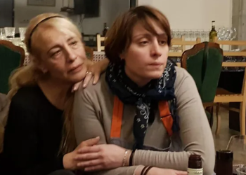 (ვიდეო) – როგორ ტოვებს ელენე ხოშტარია პარლამენტის შენობას