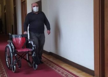 ელენე ხოშტარიასთან ოთახში, ეტლი შეიტანეს