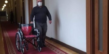 ელენე ხოშტარიასთან ოთახში, ეტლი შეიტანეს