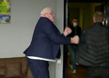 (ვიდეო) – ცემა, გინება და ქურდების მოყვანით დაშინება – რა მოხდა ფოთში?