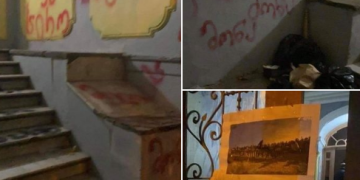 მე**ე ს**ო – „გირჩი – მეტი თავისუფლების“ ოფისთან უცნობმა პირებმა ნაგავი მიიტანეს და კედლებზე შეურაცხმყოფელი წარწერები დატოვეს