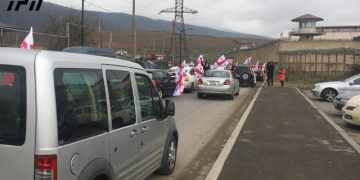 სოლიდარობა საყვირებით – გლდანის ციხის სამკურნალო დაწესებულებასთან „ნაციონალური მოძრაობის” მხარდამჭერები მივიდნენ