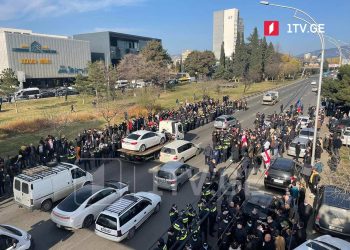 საქალაქო სასამართლოსთან, აღმაშენებლის ხეივანზე ტრანსპორტის მოძრაობა აღდგენილია