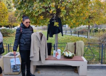 „აი, რის გამოც ასამართლებენ ჩვენს პრეზიდენტს, რომელმაც აგვიშენა ქვეყანა“ – ირინა ცააძემ სასამართლოსთან პერფორმანსი გამართა