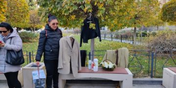 „აი, რის გამოც ასამართლებენ ჩვენს პრეზიდენტს, რომელმაც აგვიშენა ქვეყანა“ – ირინა ცააძემ სასამართლოსთან პერფორმანსი გამართა