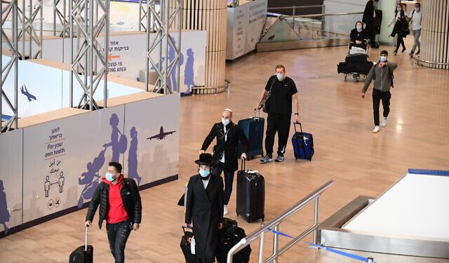 Travellers seen arriving at Ben Gurion International Airport, as Israel opens it borders and allow for tourists to enter the country, after months of keeping its borders closed for tourists flying in. November 01, 2021. Photo by Tomer Neuberg/FLASH90 *** Local Caption *** פתיחת עונת התיירות.תיירים מגיעים לנתב"ג