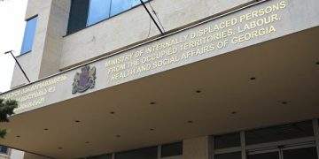 “ოცნება კლავს” – ჯანდაცვის სამინისტროსთან აქცია გაიმართა