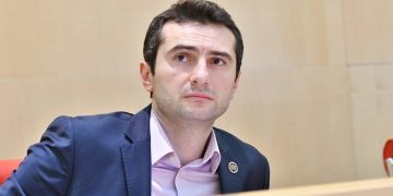 ოპოზიციისგან იყო შემოთავაზება, სააკაშვილი გადაგვეყვანა გორის ჰოსპიტალში, შემდეგ თქვეს, „ოცნება“ გორში აპირებდა გადაყვანას და ოსებზე გადაცემასო – კახა კუჭავა