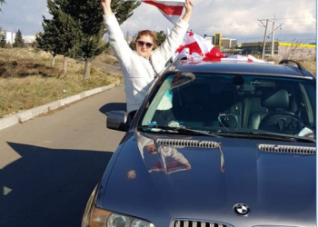 „ეს იქნება მსვლელობა საყვირებით“ – თბილისში ოპოზიციის მორიგი საპროტესტო აქცია დაიწყო