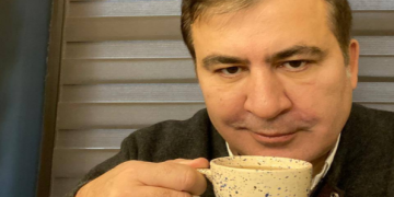 მკვეთრი პოზიცია აქვს ყავის წინააღმდეგ, არ სვამს – ედუარდ სააკაშვილი მამაზე