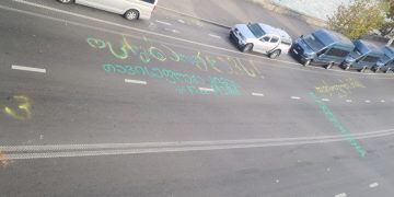 “ოცნება” კლავს! თავისუფლება მიშას! – თბილისის ქუჩებში წარწერები გამოჩნდა