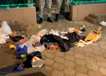 ნაგვით სავსე პარკები სუს-ის შენობასთან | “გირჩი-მეტი თავისუფლების” აქცია-პერფორმანსი