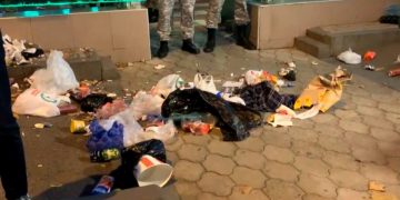 ნაგვით სავსე პარკები სუს-ის შენობასთან | “გირჩი-მეტი თავისუფლების” აქცია-პერფორმანსი