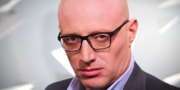 „ბიძინამ, ანუ რუსულმა პროპაგანდამ ხალხი ნელ-ნელა შეაჩვია, რომ მიშა არის გიჟი, ნარკომანი, რუსეთის კაცი, მკვლელი, მოძალადე, ქალებს აუპატიურებს, აჭამს ძუძუებს, ცოლი ყიდის ადამიანის ორგანოებს და ა.შ“ – ნიკა ქავთარაძე