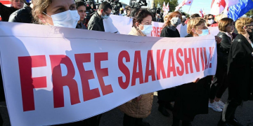 სააკაშვილის სამოქალაქო კლინიკაში გადაყვანის მოთხოვნით ვაჟა-ფშაველას გამზირზე ოპოზიციის აქცია მიმდინარეობს