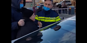 „სიტყვები ვერ მოვძებნე, რა შეიძლება დავწერო“ – პოლიციამ მოხუცი ქალი დააკავა (ვიდეო)