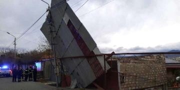 ძლიერმა ქარმა თბილისის რამდენიმე რაიონში პრობლემები შექმნა