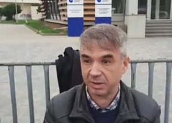 (ვიდეო) – “დღეს საქართველოს რევოლუციაზეა ფეხმძიმედ” – რუსი ოპოზიციონერი ციხესთან – “გაჩვენებთ იმ მოშიმშილეებს, რომლებიც არ ჩანან ტელევიზორიდან”