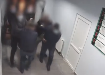 „მაღალი საზოგადოებრივი ინტერესიდან გამომდინარე“ – ვრცელდება მიხეილ სააკაშვილის გლდანის ციხეში შეყვანის კადრები