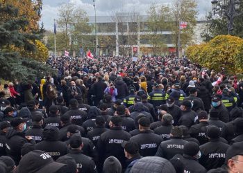 რამდენი პოლიციელი “იცავს” სააკაშვილის სასამართლო პროცესს, რომელზედაც სააკაშვილი არ მიიყვანეს