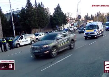 სააკაშვილი სასამართლოს ტერიტორიიდან ესკორტის თანხლებით გაიყვანეს