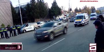 სააკაშვილი სასამართლოს ტერიტორიიდან ესკორტის თანხლებით გაიყვანეს