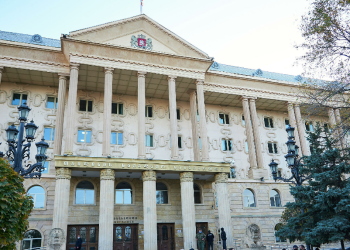 „ნუ ყვირით, ტონს ნუ მიკონტროლებთ“ – მიხეილ სააკაშვილის სასამართლო პროცესი ხმაურით მიმდინარეობს