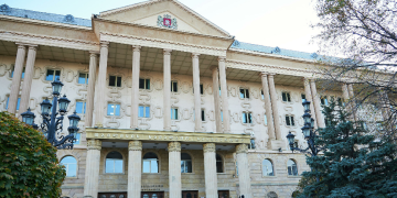 „ნუ ყვირით, ტონს ნუ მიკონტროლებთ“ – მიხეილ სააკაშვილის სასამართლო პროცესი ხმაურით მიმდინარეობს