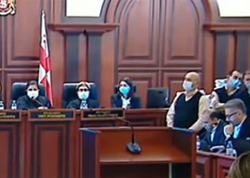 (ვიდეო) – დაპირისპირება სასამართლო პროცესზე და მოსამართლის პასუხი – “ვერც შევზღუდავთ და ვერც რეგლამენტს დავუწესებთ”