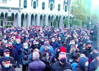 “არ აგარევინებთ” – პარლამენტთან აქცია დაიწყო