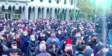 “არ აგარევინებთ” – პარლამენტთან აქცია დაიწყო